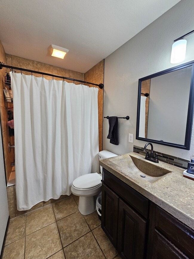 Building Photo - 4 BED | 3 BATH | SPLIT-FOYER HOME | DOUBLE...