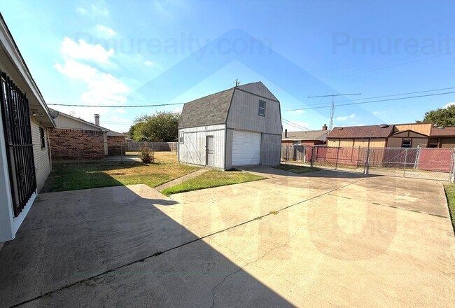 Building Photo - AVAILABLE NOW!!! Charming 3-bedroom, 2-bat...