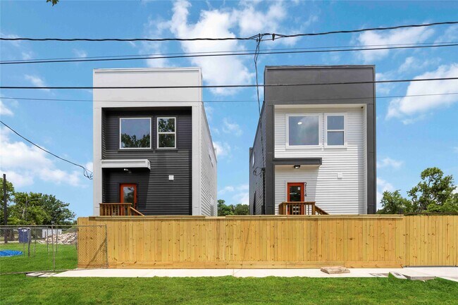 Building Photo - 2112 Des Chaumes St