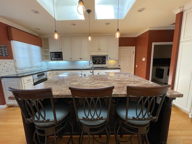 Building Photo - 19077 Oriente Dr