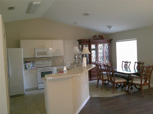 Building Photo - 865 Helm Ave