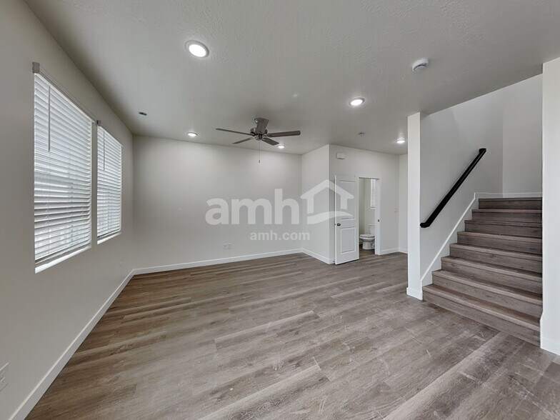 Building Photo - 1268 W Mahogany St