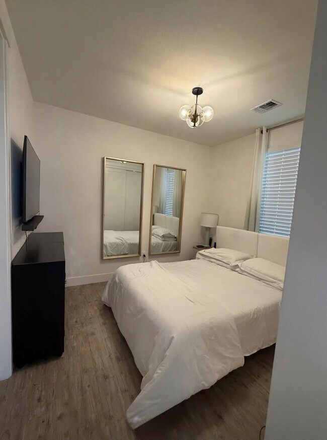 Building Photo - Luxury 4BR Home with Dual Side Yards, Putt...