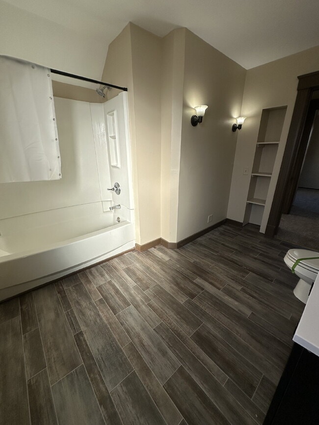 Building Photo - 1043 Vine St