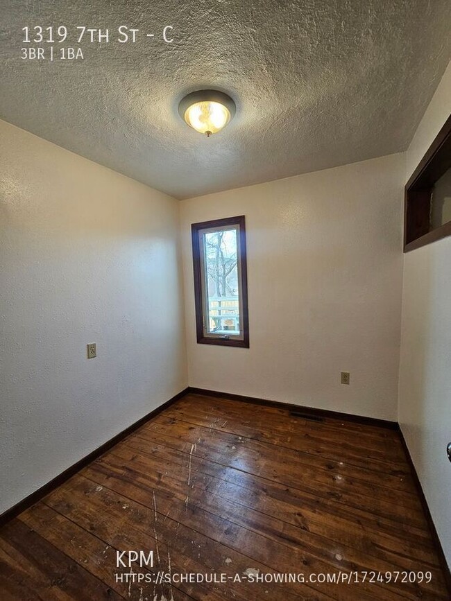 Building Photo - 3 BED | 1 BATH | APARTMENT | CENTRALLY LOC...