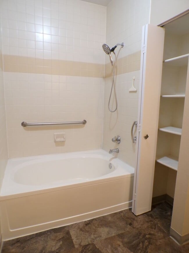 Building Photo - Charming 1 Bed, 1 Bath Main-Floor Condo in...