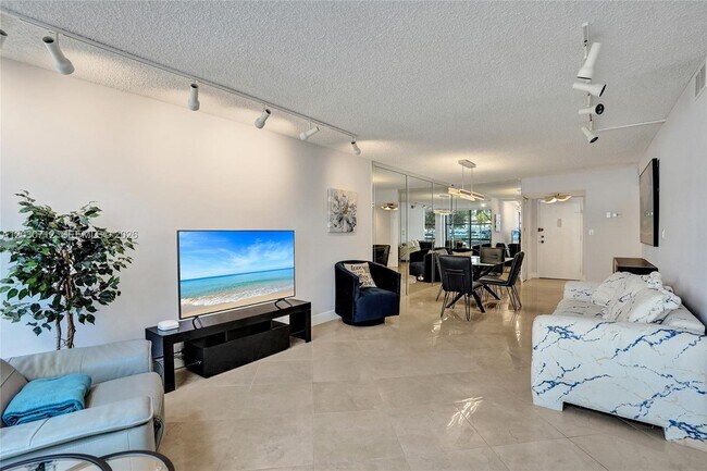 Building Photo - 1000 Parkview Dr