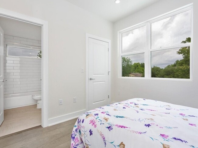 Building Photo - 1111 Brookswood Ave