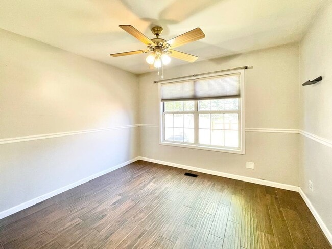 Building Photo - 433 Gloria Ln