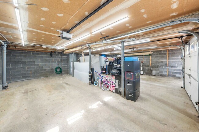 Building Photo - Large 3 Bedroom Apt + Private Office Space