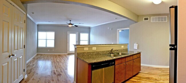 Building Photo - Texan Shoal Creek 2 Bed 2 Bath