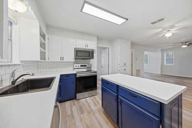 Building Photo - 9481 Lake Forest Cir