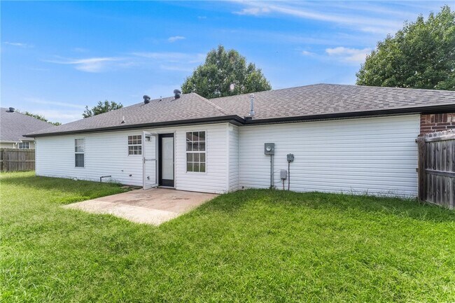 Building Photo - 1662 S Tally Ho Dr