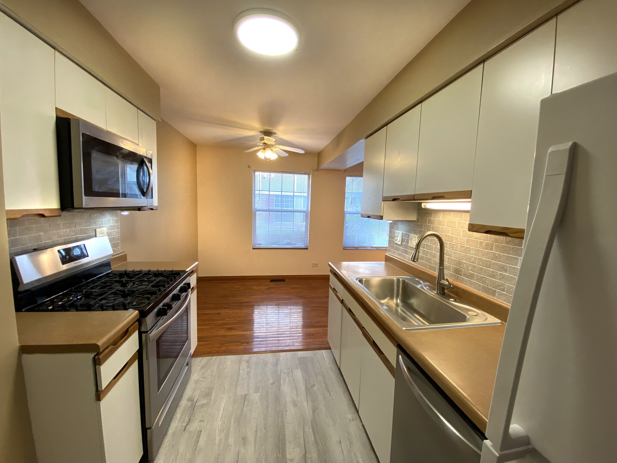 Kitchen_view1 - 353 Ashwood Ct