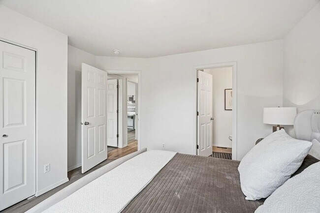 Building Photo - Spacious 4-Bed / 3-Bath South Hill Home — Views, Central A/C, Attached Garage