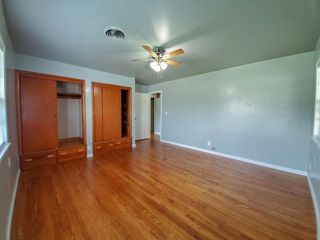 Building Photo - 4 Bedroom 2 bath Home in Shawnee