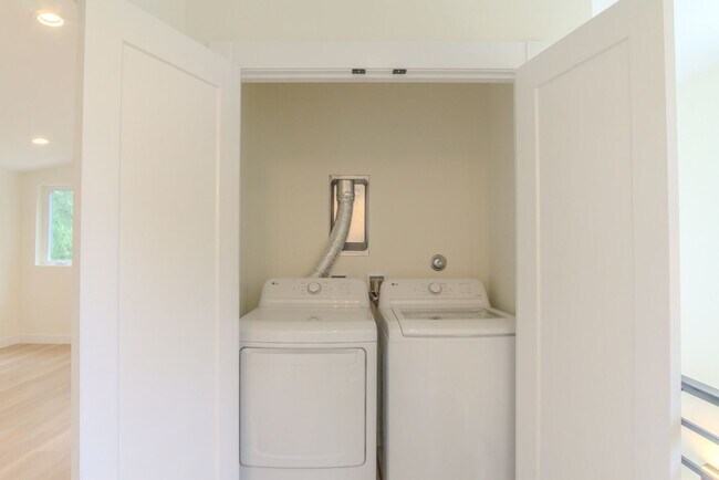 Building Photo - 2Bd/2.25Ba Seattle Home