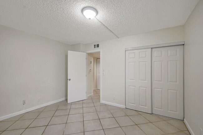 Building Photo - 5519 Fairway Park Dr