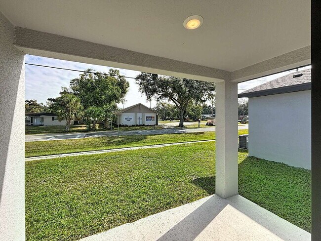 Building Photo - 1270 Ahoy Ave