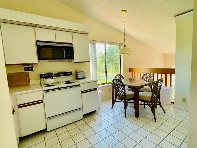 Building Photo - 10656 Tropic Palm Ave