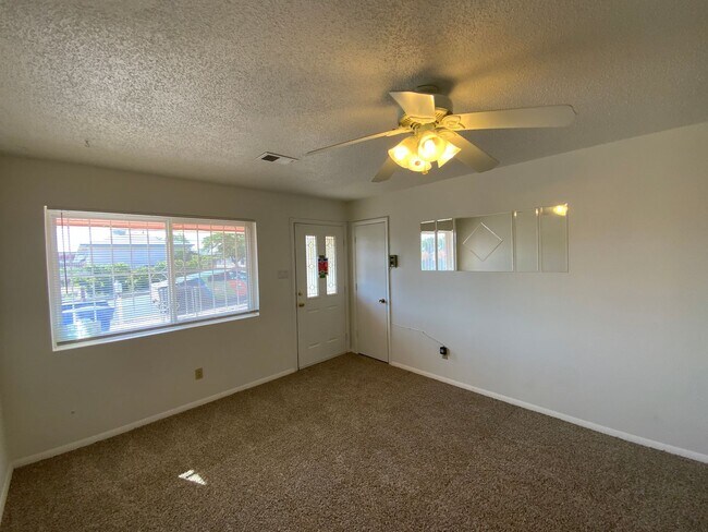 Building Photo - 3 Bedroom Single Story Home Available Near...