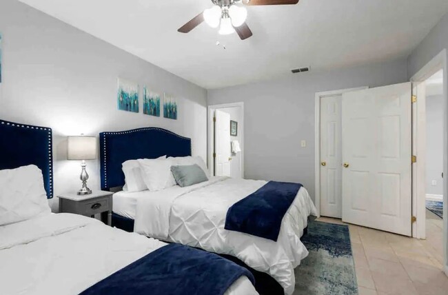 Building Photo - Renovated 2 bedroom Unit