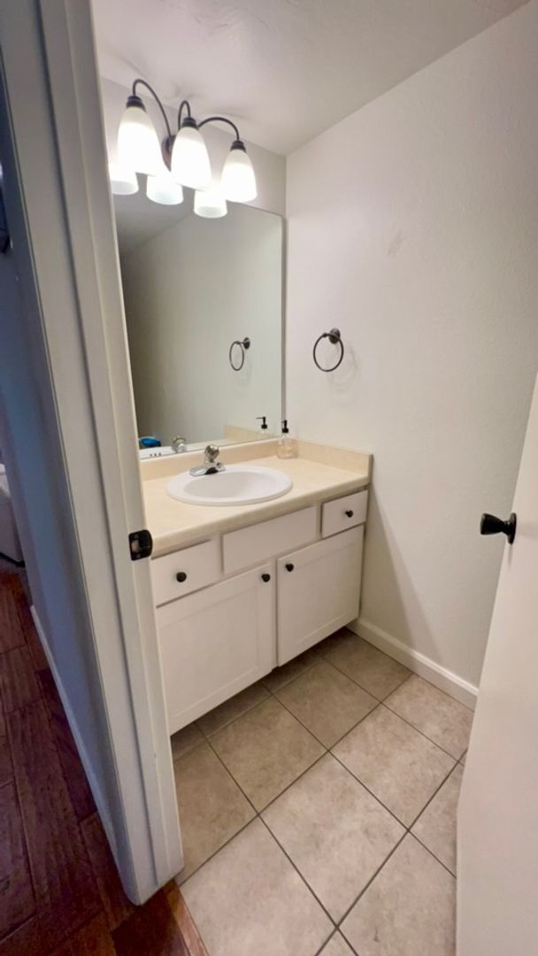 Building Photo - Lovely 3-Bedroom House with Shaded Yard