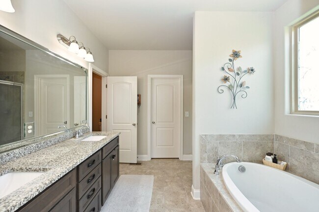 Building Photo - **2019-BUILT EXECUTIVE HOME IN A CUL-DE-SA...