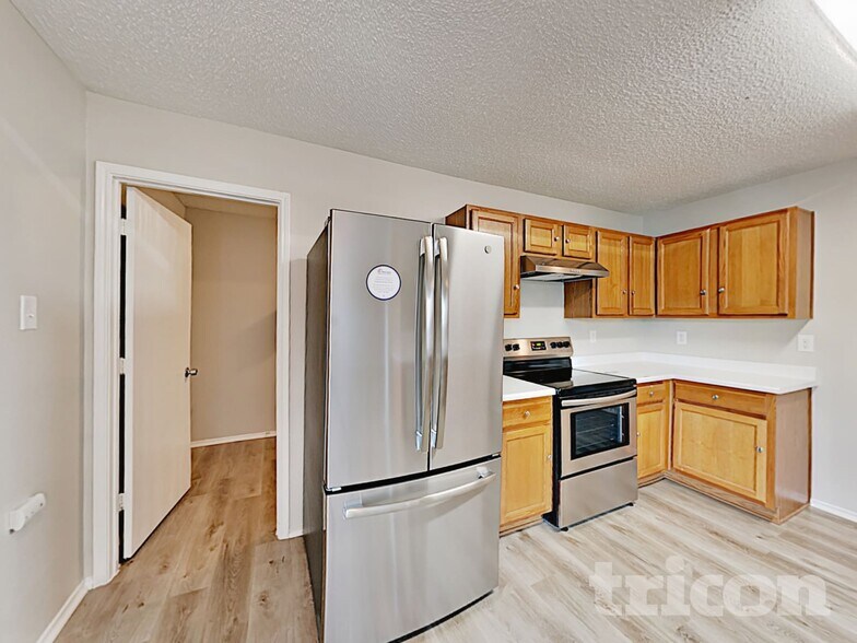 Building Photo - 1688 Wildrose Dr