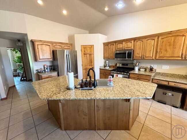 Building Photo - Beautiful home in La Verkin with all the v...