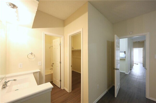 Building Photo - 11611 April Dr