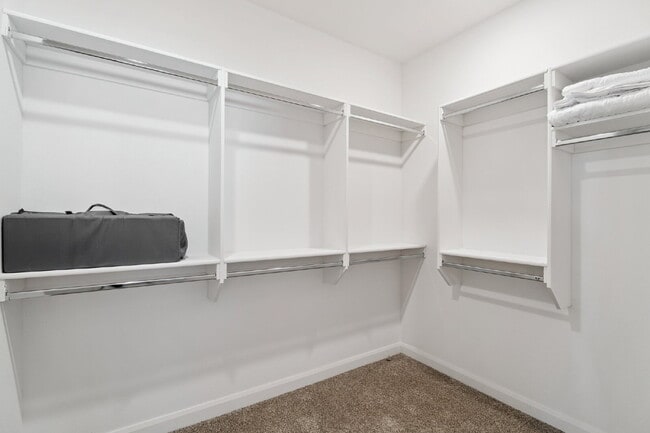 Building Photo - Fully Furnished 4 Bedroom + Bonus Room