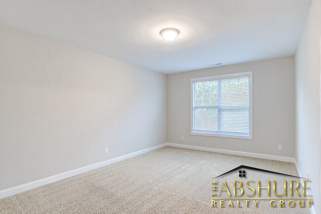 Building Photo - 4240 Vallonia Dr
