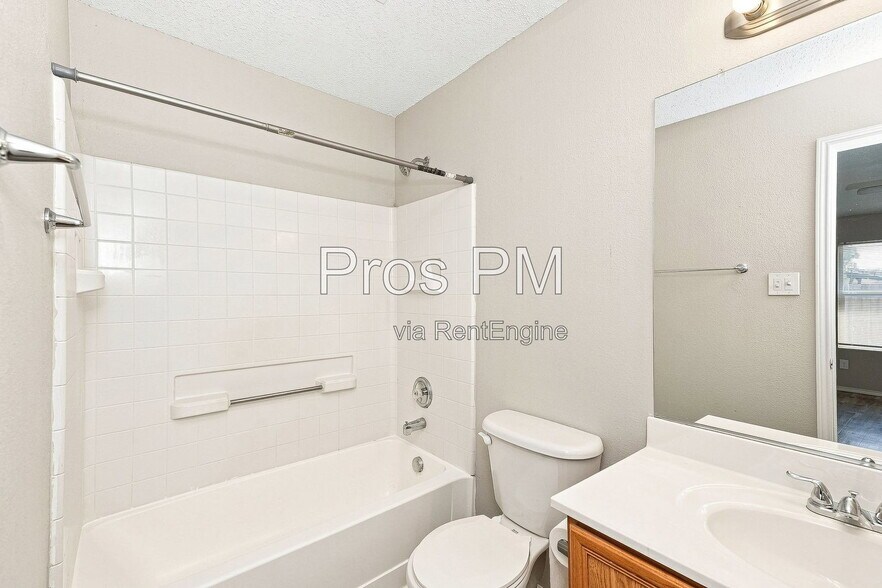 Building Photo - 5013 Waterford Dr