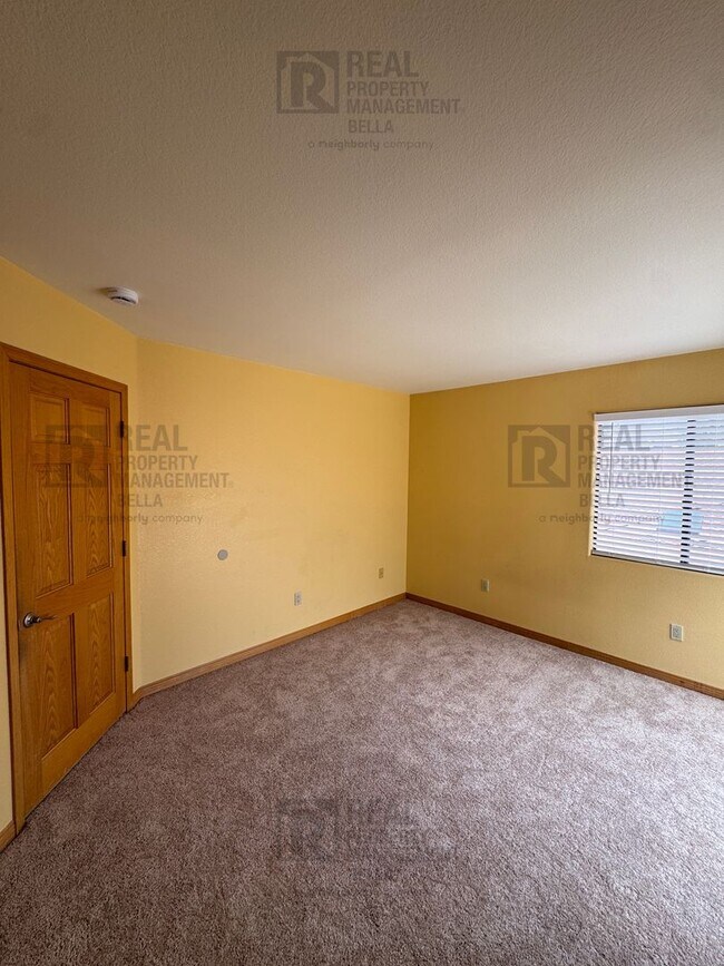 Building Photo - Waterfront Living in Canyon Lake!