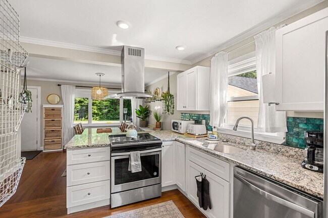 Building Photo - 6 Elwyn Rd