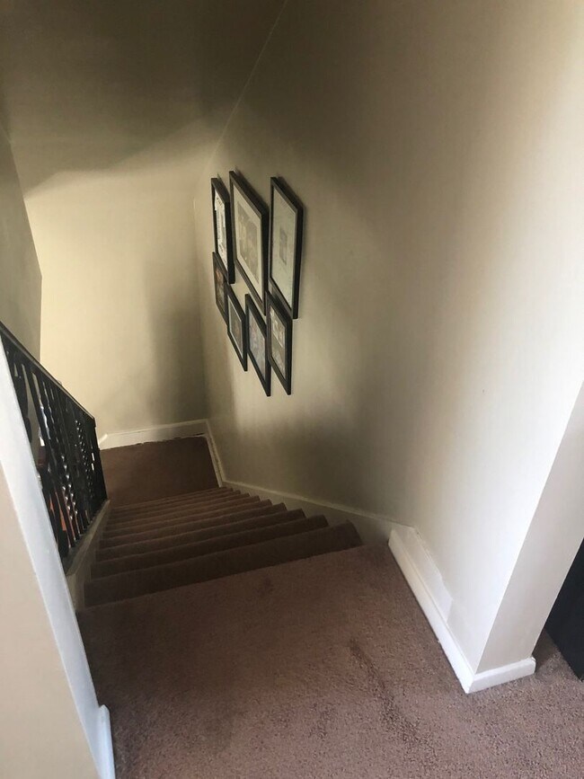 Building Photo - 2 Bedroom with Bonus Room in Basement