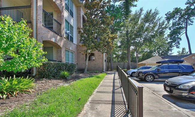 Building Photo - 6607 Lake Woodlands Dr