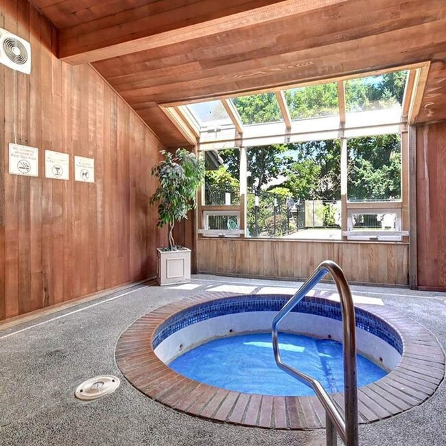 Building Photo - Woodinville ~ Woodland Hills Condo