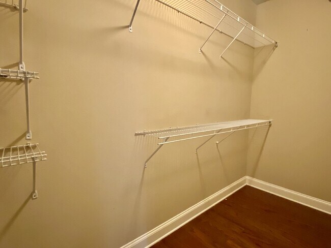 Building Photo - 1BR/1BA Upstairs Unit with Fountain View in Chatsworth Court!