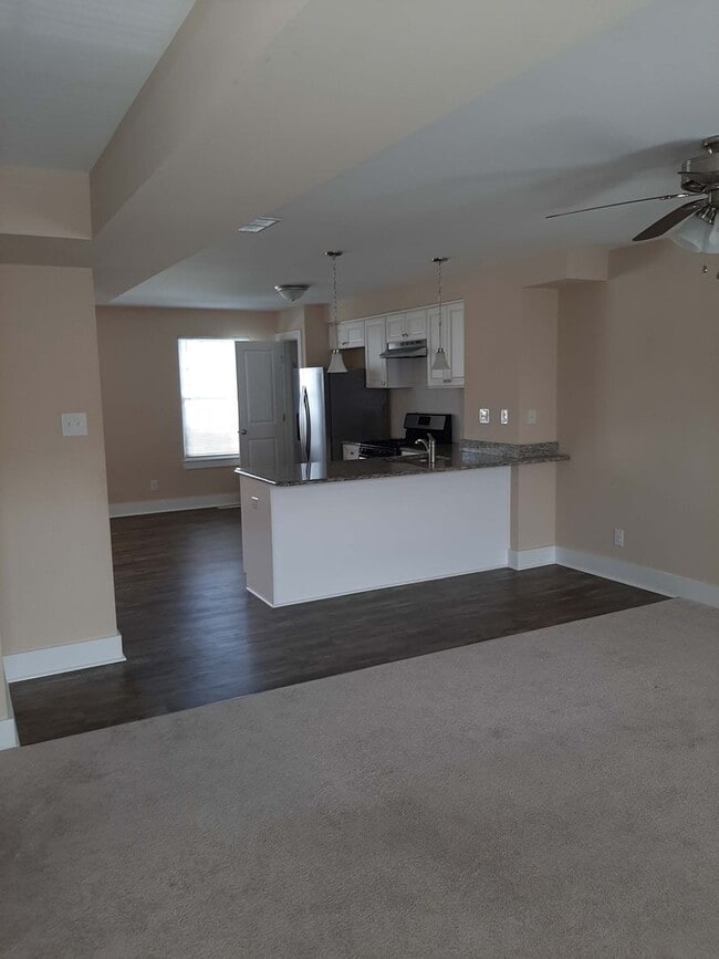 Building Photo - 3 BR/4 BA Townhome - Vineland - Kings Cros...