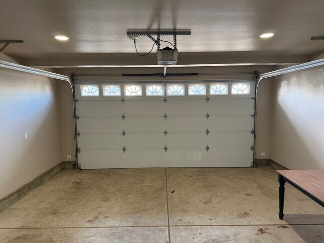 Building Photo - Newer 3 bedrooms 2.5 bathroom townhouse! MOVE IN SPECIAL!