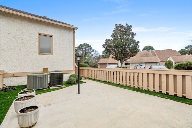 Building Photo - 4088 Fairway Lakes Dr