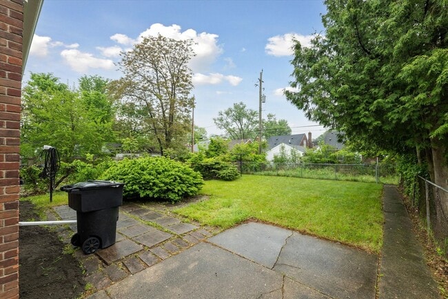 Building Photo - $1250 3 bedroom bungalow