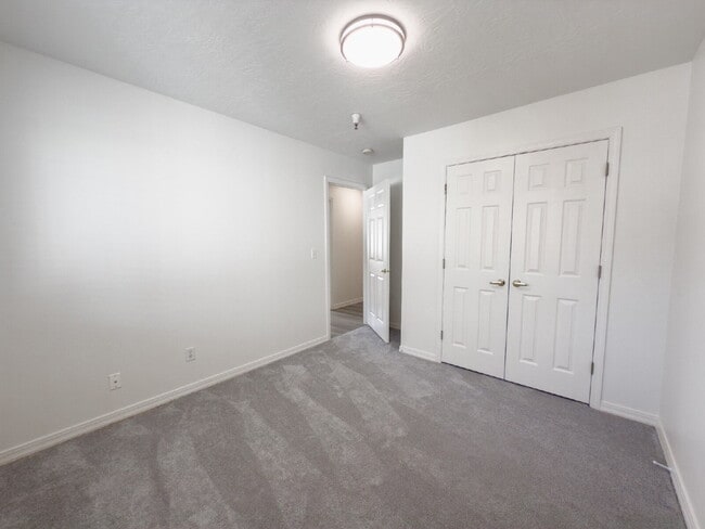 Building Photo - Spacious, NEWLY RENOVATED 3-Bedroom, 2-Bathroom Condo in Bountiful!