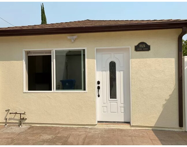 Building Photo - 6924 Encino Ave