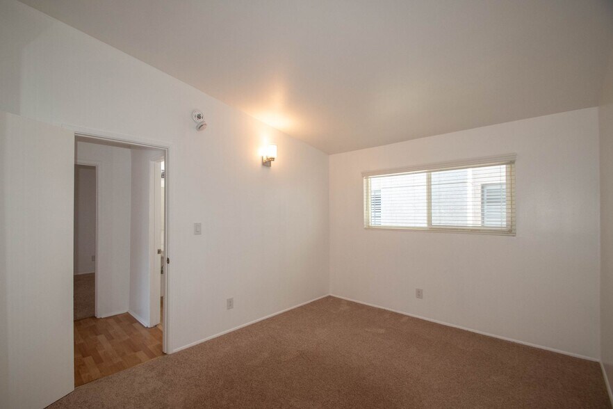 Building Photo - 15156 Dickens St