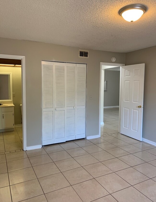 Building Photo - Spacious 2 Bed/2 Bath Single Story Townhom...