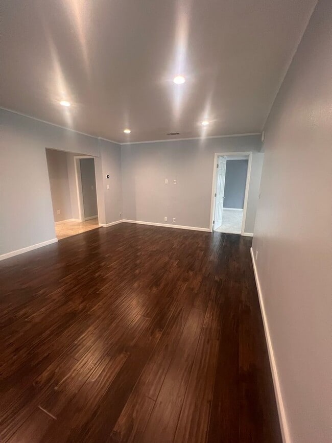 Building Photo - Beautiful 3 Bed / 2 Bath Home with Detached Bonus Space
