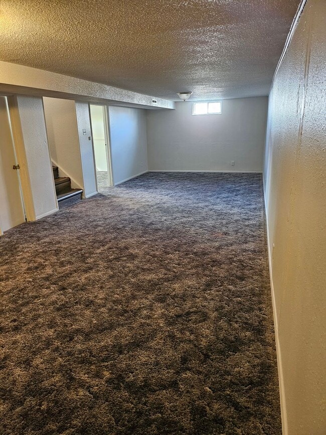 Building Photo - ALL PROSPECTIVE TENANTS MUST SUBMIT A ON LINE APPLICATION AND BE PRE-QUALIFIED PRIOR TO ANY SHOWI...